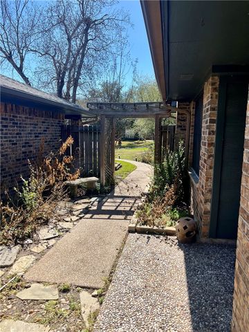 2901 Burning Tree Court, Bryan, TX 77802