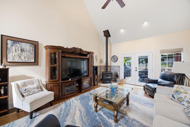 11177 Captains Cove Drive, Soddy Daisy, TN 37379