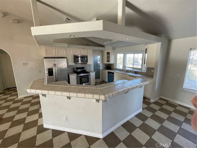 8354 White Road, Phelan, CA 92371