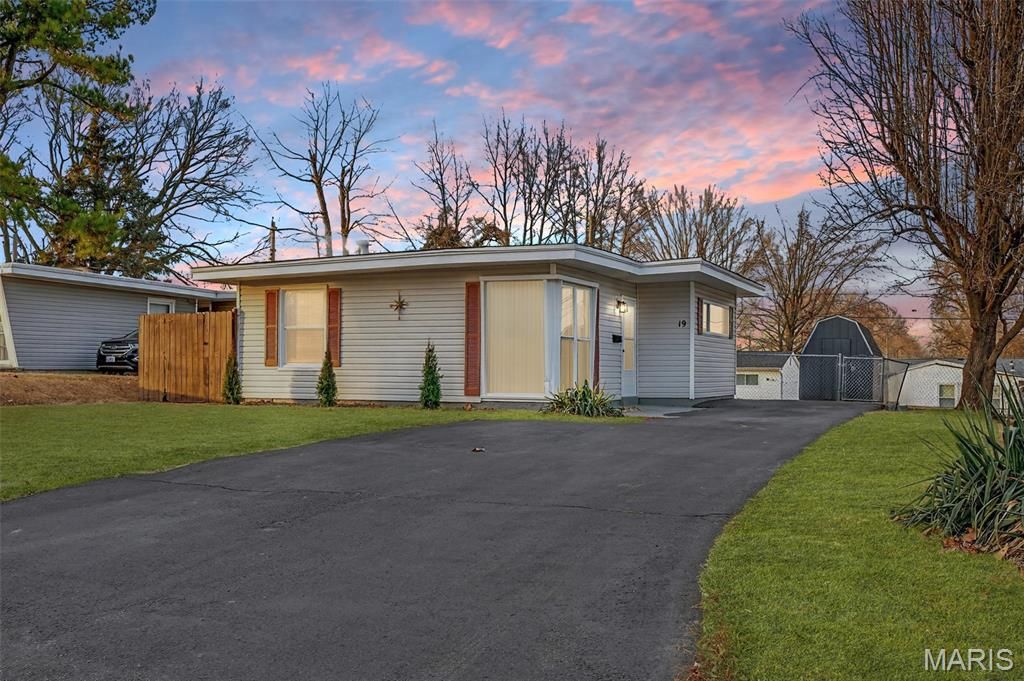 19 Marquette Drive, Florissant, MO 63031