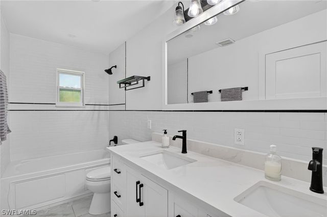 19 Crooked LN 15, Naples, FL 34112