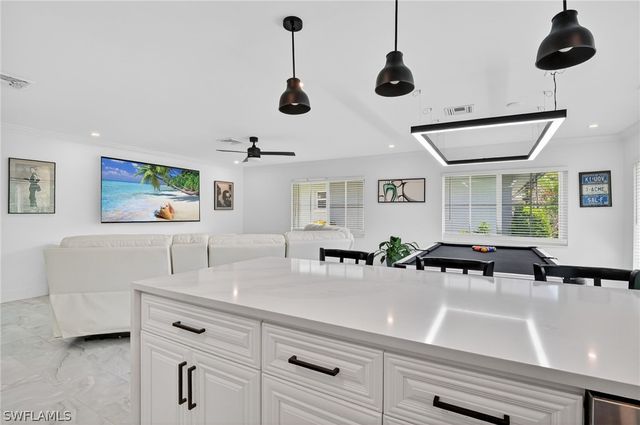 19 Crooked LN 15, Naples, FL 34112