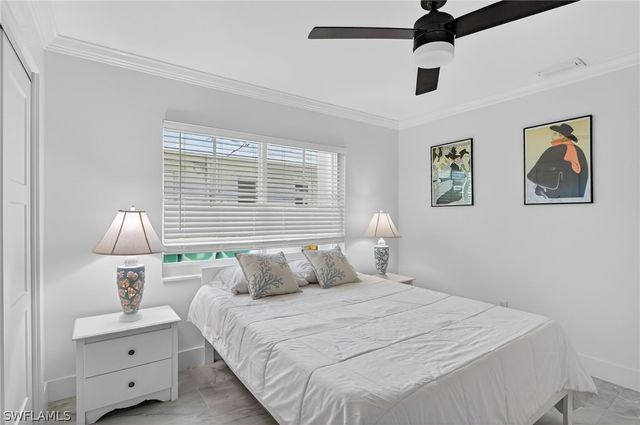 19 Crooked LN 15, Naples, FL 34112