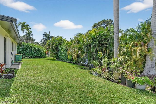 19 Crooked LN 15, Naples, FL 34112