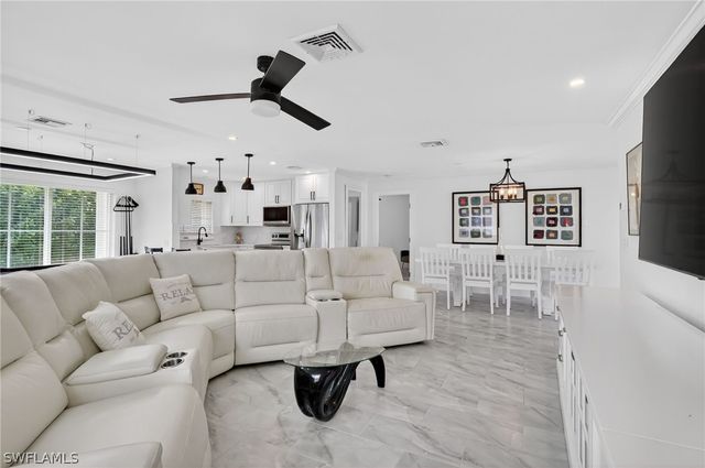 19 Crooked LN 15, Naples, FL 34112