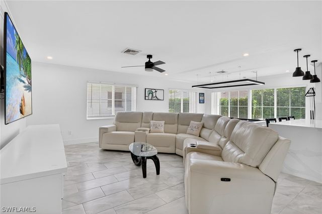 19 Crooked LN 15, Naples, FL 34112