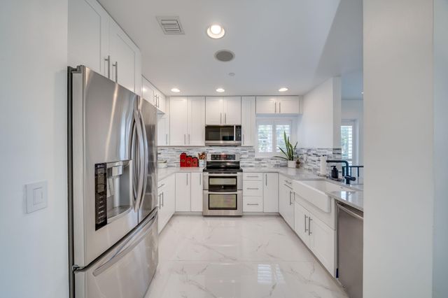 1112 NE 17th Way 1112, Fort Lauderdale, FL 33304