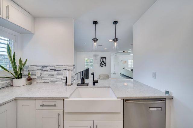 1112 NE 17th Way 1112, Fort Lauderdale, FL 33304