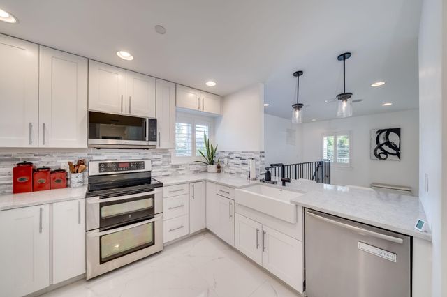 1112 NE 17th Way 1112, Fort Lauderdale, FL 33304