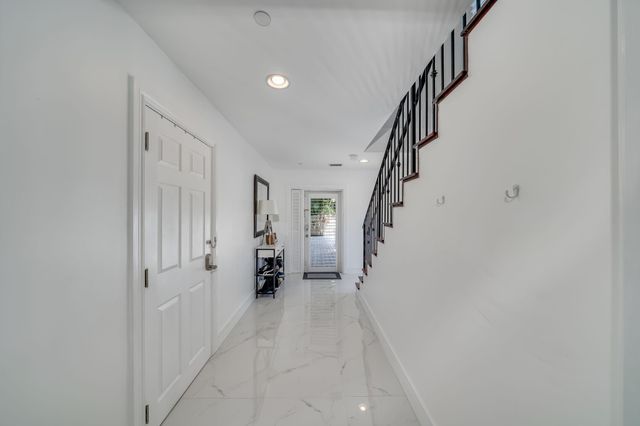 1112 NE 17th Way 1112, Fort Lauderdale, FL 33304