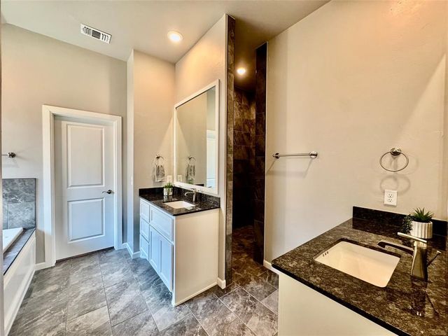 716 E Barajas Terrace, Mustang, OK 73064