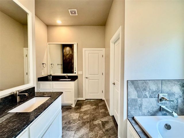 716 E Barajas Terrace, Mustang, OK 73064