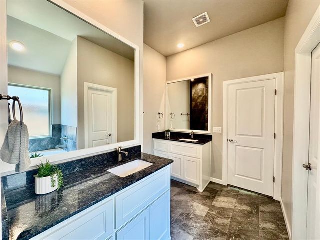 716 E Barajas Terrace, Mustang, OK 73064