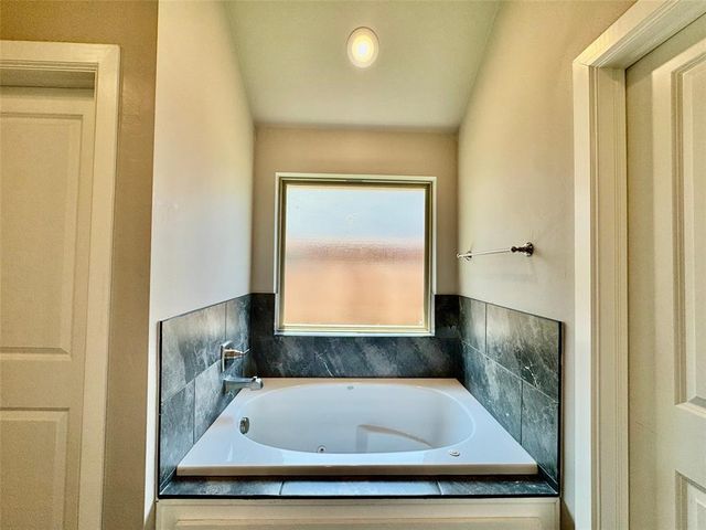 716 E Barajas Terrace, Mustang, OK 73064