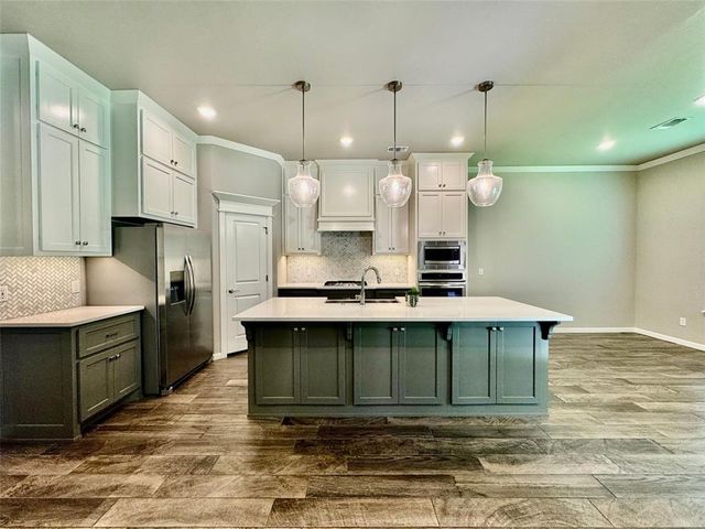 716 E Barajas Terrace, Mustang, OK 73064