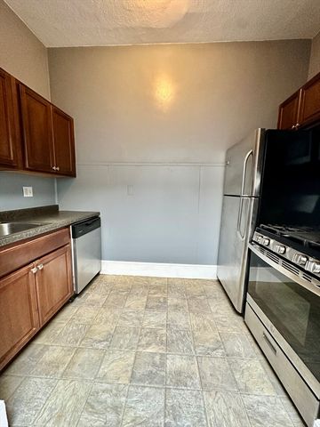 100 Cabot 7, Beverly, MA 01915