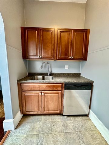 100 Cabot 7, Beverly, MA 01915