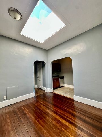 100 Cabot 7, Beverly, MA 01915