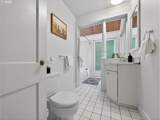 6407 S CORBETT Ave, Portland, OR 97239