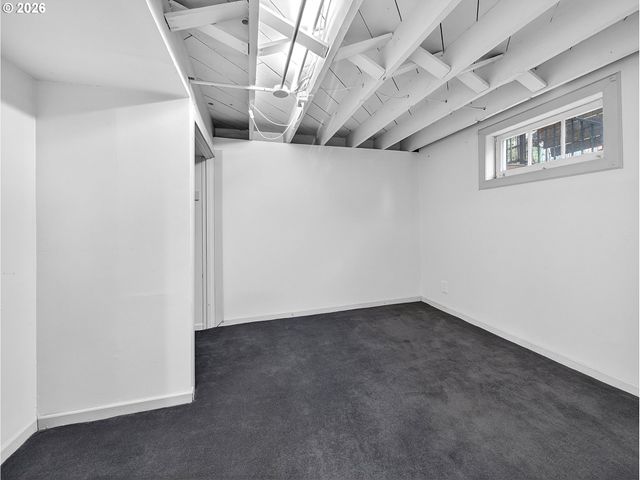 6407 S CORBETT Ave, Portland, OR 97239