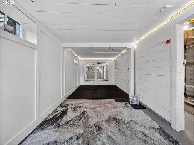 6407 S CORBETT Ave, Portland, OR 97239