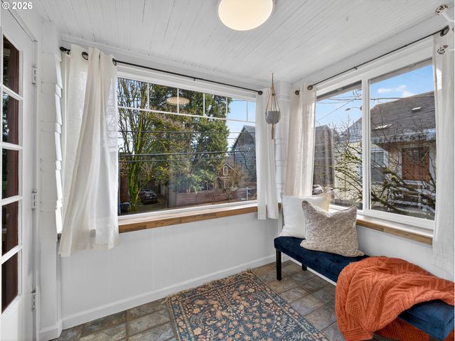 6407 S CORBETT Ave, Portland, OR 97239