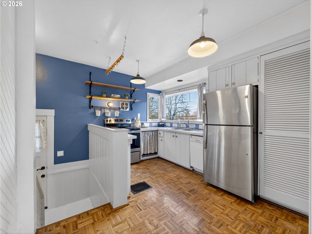 6407 S CORBETT Ave, Portland, OR 97239