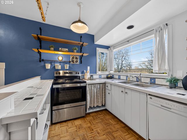 6407 S CORBETT Ave, Portland, OR 97239