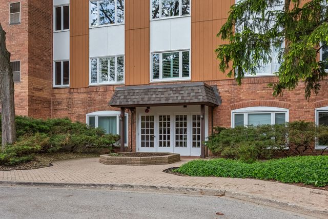 205 Rivershire Lane 313, Lincolnshire, IL 60069