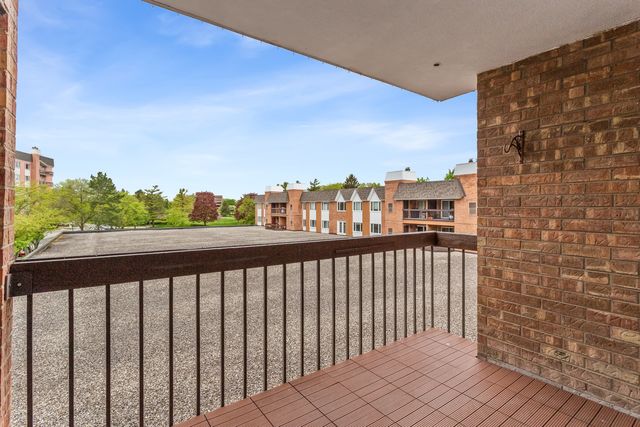 205 Rivershire Lane 313, Lincolnshire, IL 60069