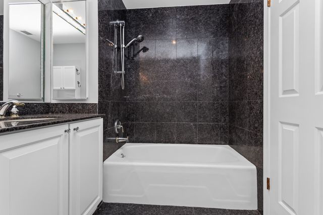 205 Rivershire Lane 313, Lincolnshire, IL 60069
