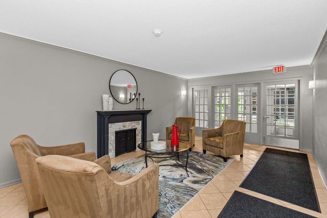 205 Rivershire Lane 313, Lincolnshire, IL 60069
