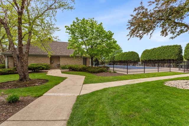 205 Rivershire Lane 313, Lincolnshire, IL 60069