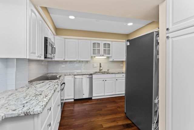 205 Rivershire Lane 313, Lincolnshire, IL 60069