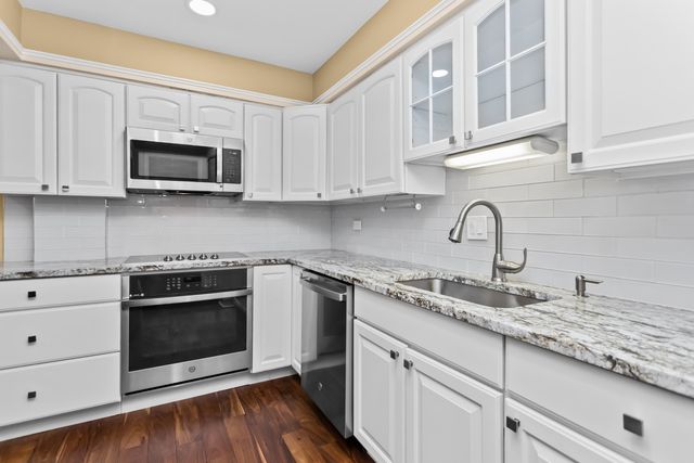205 Rivershire Lane 313, Lincolnshire, IL 60069