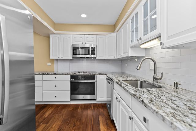 205 Rivershire Lane 313, Lincolnshire, IL 60069