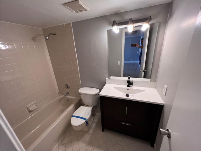 118 Lake Emerald Drive 103, Oakland Park, FL 33309