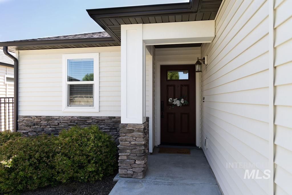 2046 S Hills Ave, Meridian, ID 83642 photo 2