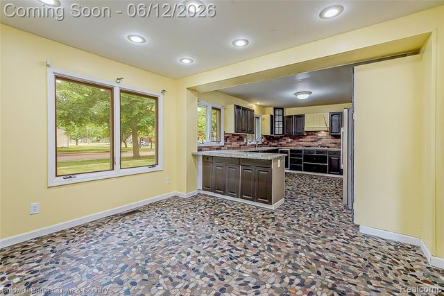 221 S Tompkins Street, Howell, MI 48843
