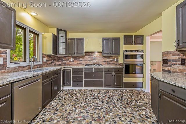 221 S Tompkins Street, Howell, MI 48843