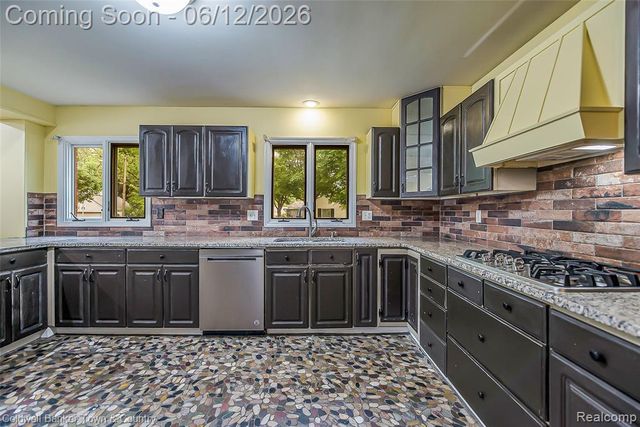 221 S Tompkins Street, Howell, MI 48843