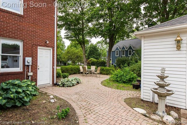221 S Tompkins Street, Howell, MI 48843