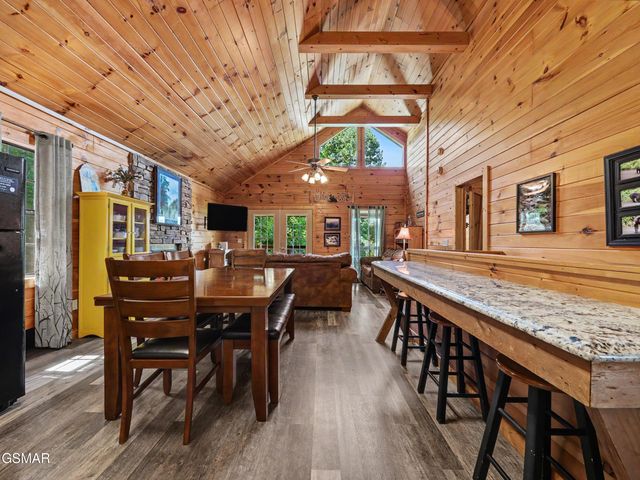 513 Parsons Branch Way, Gatlinburg, TN 37738