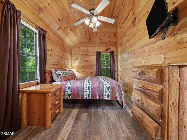 513 Parsons Branch Way, Gatlinburg, TN 37738