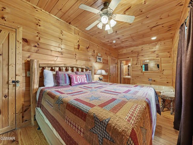 513 Parsons Branch Way, Gatlinburg, TN 37738