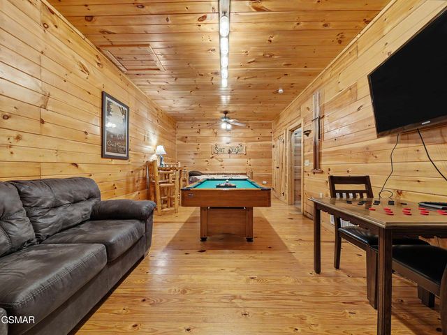 513 Parsons Branch Way, Gatlinburg, TN 37738