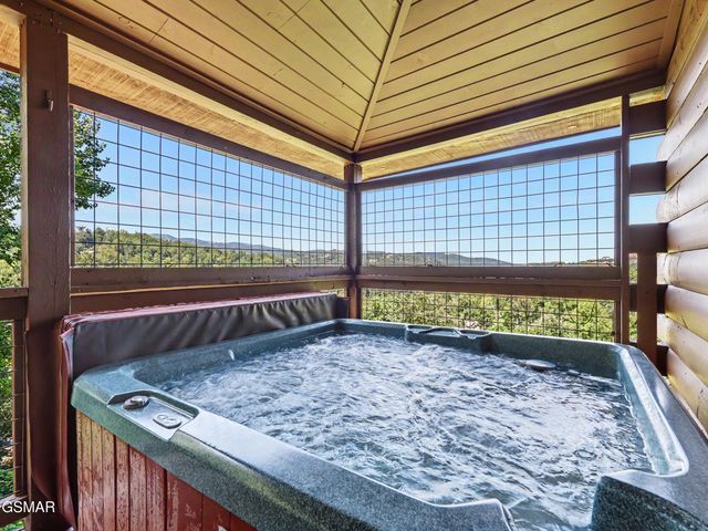 513 Parsons Branch Way, Gatlinburg, TN 37738