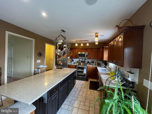 6108 N WILLOW POND DR, Fredericksburg, VA 22407