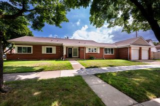 7521 N Albany Avenue, Chicago, IL 60645