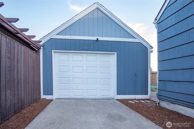 1204 4th Avenue SE, Puyallup, WA 98372